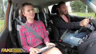 Поддельный Укучысы Автомәктәпләр Покупает мондый дәрәҗәле эш спортчы инструктор Эмилии Арган кофе алдында трахом, ачык һавада