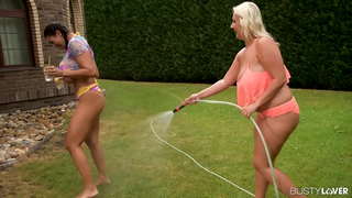 Дилдо Вметнување и Titty Цицање за Две Busty Лезбејките