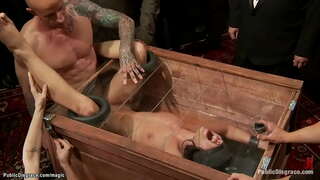 ���ხალგაზრდა მონა, hardcore, არის დაბრმავებული და ჩარჩოში, შემდეგ კი დიდი ყლე მიერ ასტრალური მტვერი კონტროლის ქვეშ dom Princess Donna Dolore საჯარო