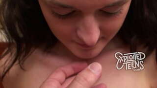 Տղայի косичками տրվում է գլխին իր առաջին porn