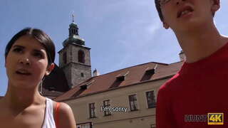 HUNT4K. Rig hunter forfører petite brunette, der havde brug for penge til ferie