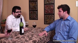 Footjob - Frau schließt sich unter dem Tisch, Geschäft