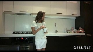 Ол үлкен мүшесімен ойнайды