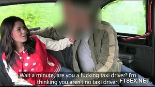 Ragazza bruna non vuole pagare il taxi driver
