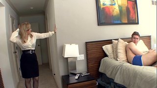 Big boobed blonde milf i strømper og et strømpebånd