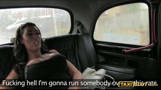 Stort juggs Ava boret med føreren på bagsædet af hans cab