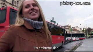 Eurobabe 주자로 부딪 낯선 사람에 대한 약간의 돈을