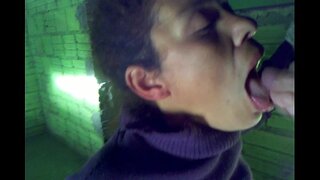 Qadın сверкая içində alaraq, ağız başa çatmışdır