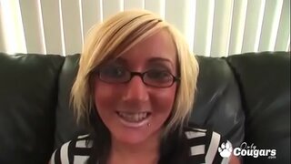 Sandy James A Pèrmití Un Hende Pretu Simia Den Su Tonto