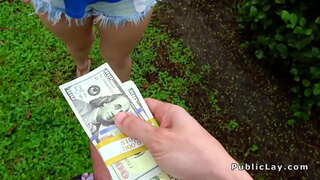 Fefy butt blonde bangs ao amin&#039;ny garazy-bahoaka