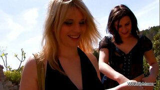 Сексуалды іш киімдегі сексуалды қыз… Және Кончают