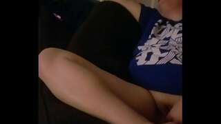 Mand registreringer hustru spille, mens hendes er i rummet