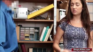 Сексуалды іш киімдегі сексуалды брюнетка өзінің кискасын мастурбациялайды