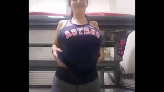 стара грудаста сучка