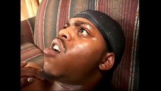 Destul de redhaired ciocolata babe Kelly Domnie a fost scuipat de varza apă în gură după bruiaj ei păros păsărică