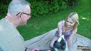 ���ದಿಹರೆಯದ ಸುಂದರಿ ಬ್ಲೊಂಡೆ ಮಾಡುತ್ತದೆ ಹಳೆಯ ಮನುಷ್ಯ ಬಾಯಿಯಿಂದ ಜುಂಬು ಬಾಯಿ