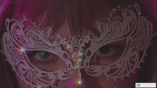 Doświadczona kobieta prowadzi swoją nową dziewczynę do osobnego pokoju