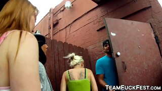 Liderlig fyr får lov til at kneppe pornstars