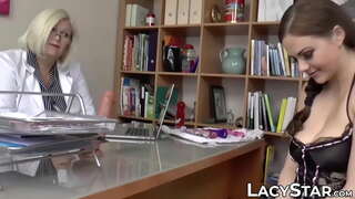 Busty MILF sıcak ergen bir kız hakim