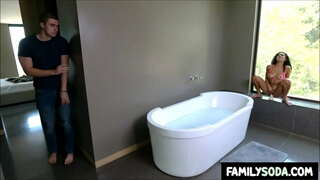 Сводный брат застает сводную сестру трахающейся дилдо в ванной