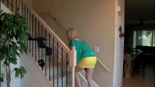 SØN BLIVER FANGET AF MØDRE, SÅ HAN KNEPPER HENDE HÅRDT