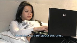 Brunette Lesbiennes voorspel en wijsvinger elke andere