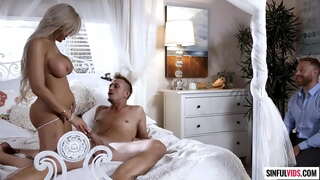 Vīrs ir skatīties sieva Elle sprāga ar skaists kaimiņš