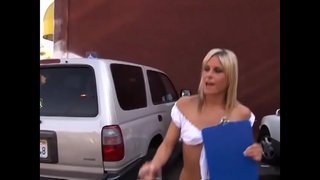 Jóvenes, nena toma duro polla en su húmedo coño afeitado