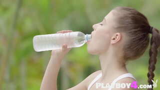 Szexi babe mutatja, szép teste