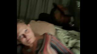 Umfazi wabona lencwadi ithi phezulu yi-umhlobo