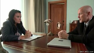 E bieu hefe Merka David tabata sigui di turista sexy ta grandi maron amtenar Ashli Stima i ku gran bola mina di su tonto di patras den e banda