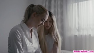 Små bröst tonåring scissoring med blond sovsal anmäldes