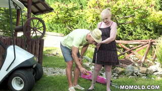 Slutty zrela dama Nanney je prekleto pohoten dude