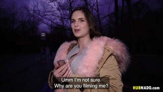 Taylee Legno dà un pubblico pompino a un talento di Nick