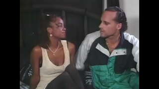 Ekzotik femèl chen nan nwa chosèt vin yon difisil kòk chante blan an nan chen poze