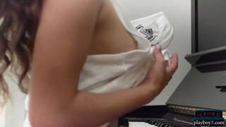 Centerfold pornstar Uma ဂျိုချွတ်ပြသနှင့်သူမ၏အံ့သြဖွယ်သဘာဝအလျောက်ခန္ဓာကိုယ်