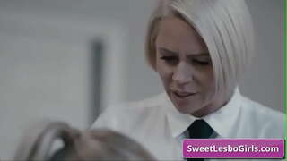 Se frække milfs lesbos nyder dyb røv og fisse fingering for langvarig klimaks på kontoret