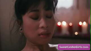 Guarda procace asian lesbo farsi sedurre dal suo cliente dopo il massaggio sensuale